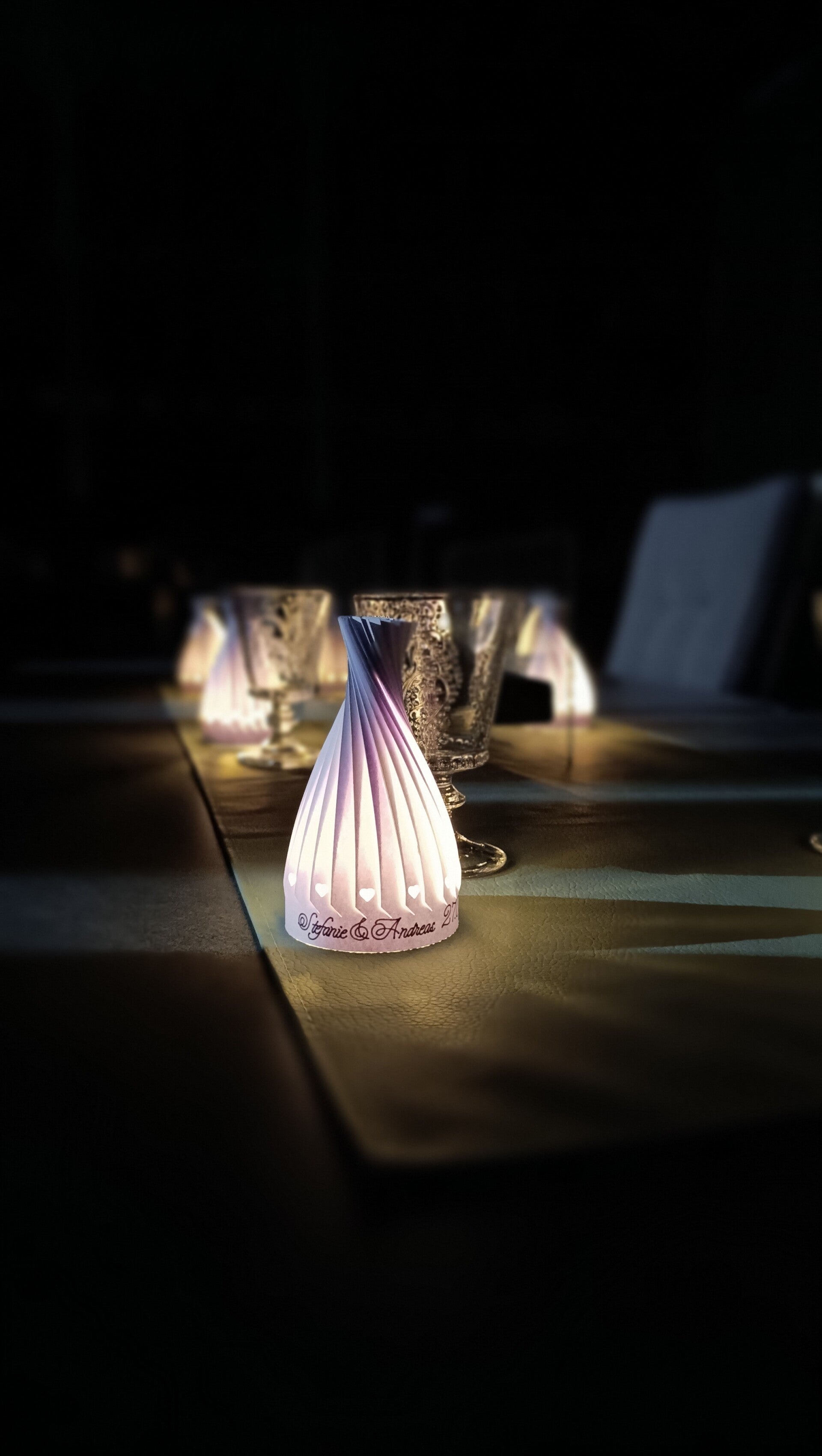 Dieses elegante LED-Teelicht-Cover begeistert mit seinem modernen, gedrehten Design und einer stimmungsvollen Lichtwirkung. Die feinen Aussparungen in Herzform sorgen für ein warmes, romantisches Ambiente – perfekt für Hochzeiten, Geburtstage, Taufen usw.