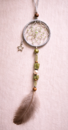 Pendule vert et gris – péridot et plume d’oie