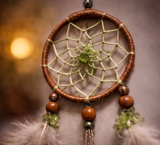 Attrape-rêves marron et vert – plumes naturelles et péridot