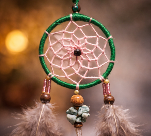 Attrape-rêves vert et rose – plumes de faisan et agate arbre