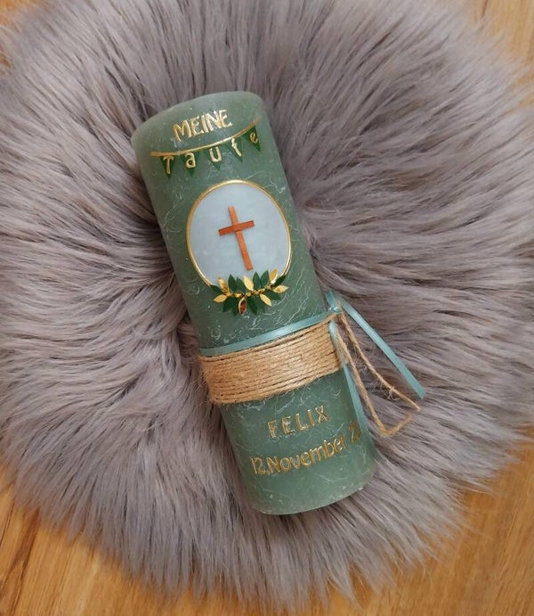 Taufkerze Junge rustik grün ,,Kranz mit Kreuz''