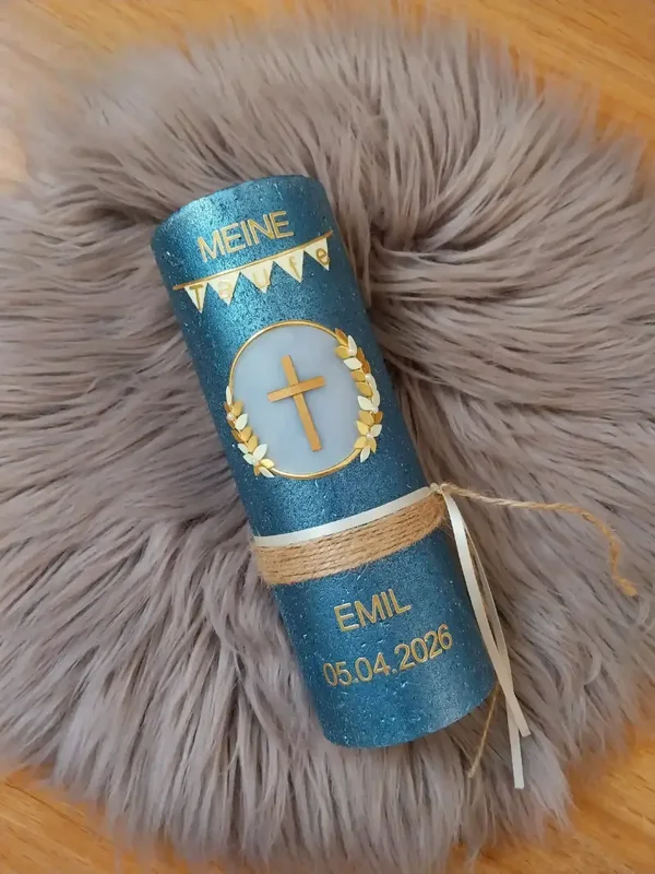 Taufkerze rustik blau metallic junge, personalisiert,,Kranz mit Kreuz und Wimpel"