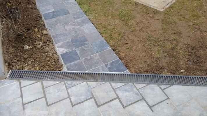 Terrasaanleg met blauwe steen