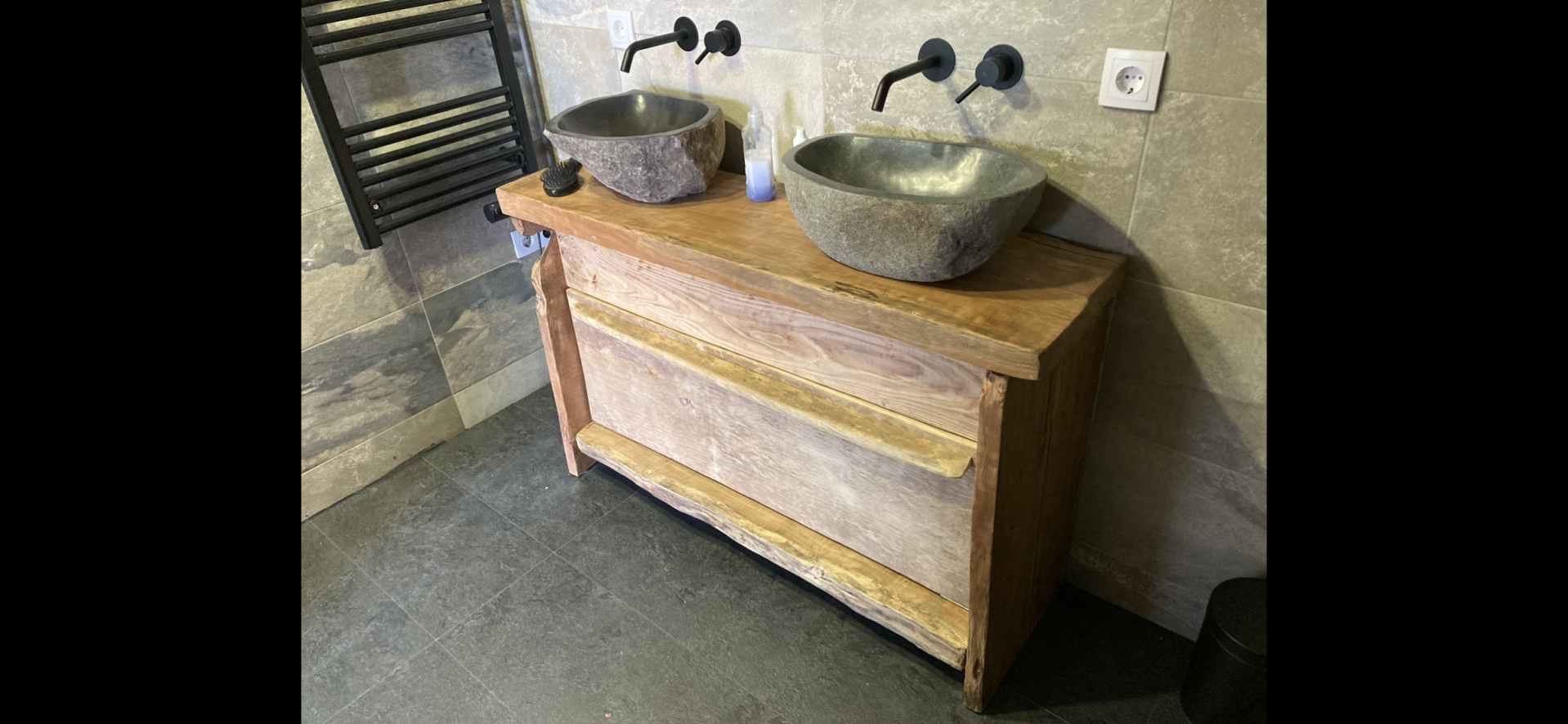 Badkamermeubel - massief beuken met 2 riviersteen kommen