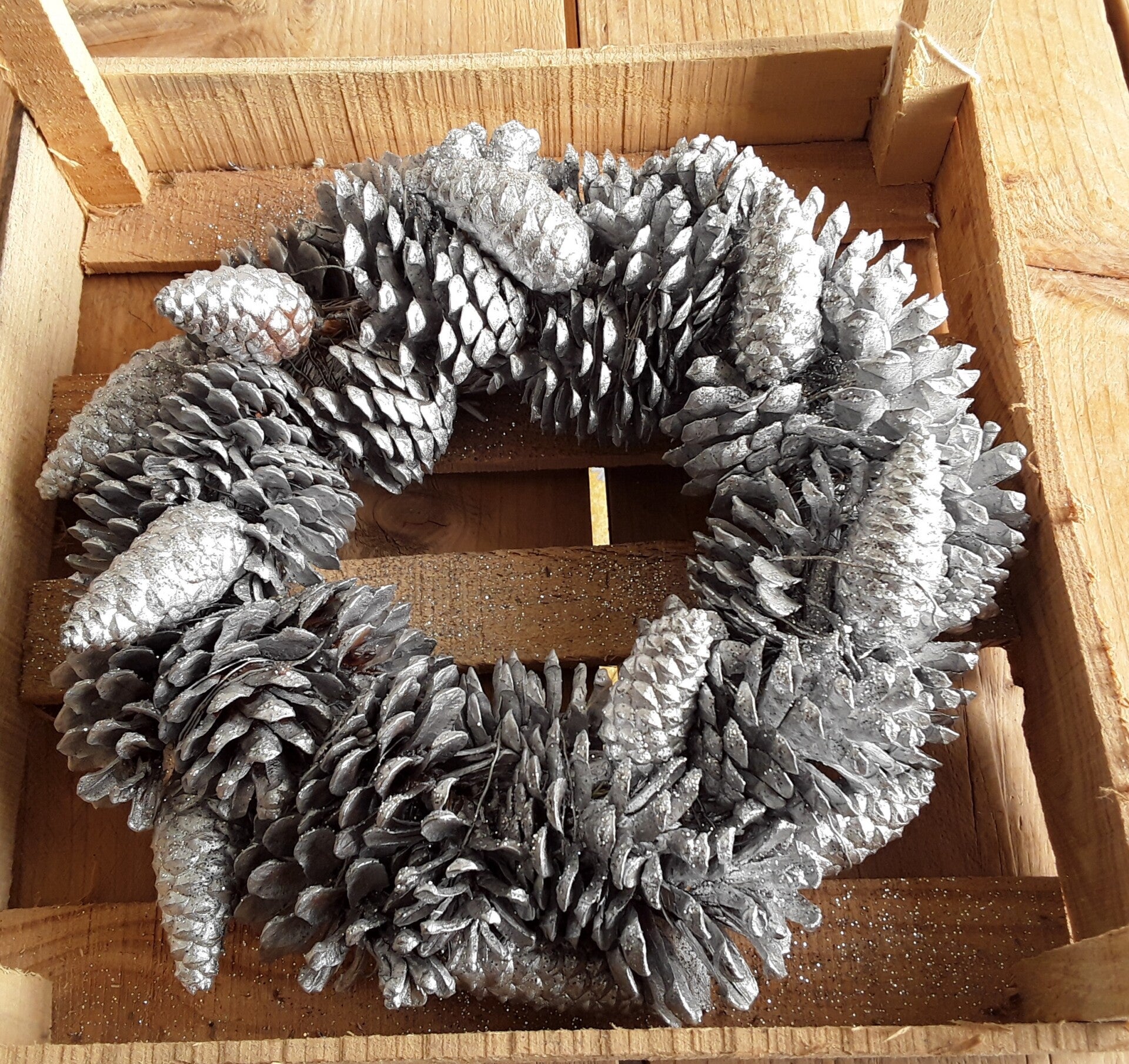 Kerstkrans met dennen / sparren appels zilverkleurig