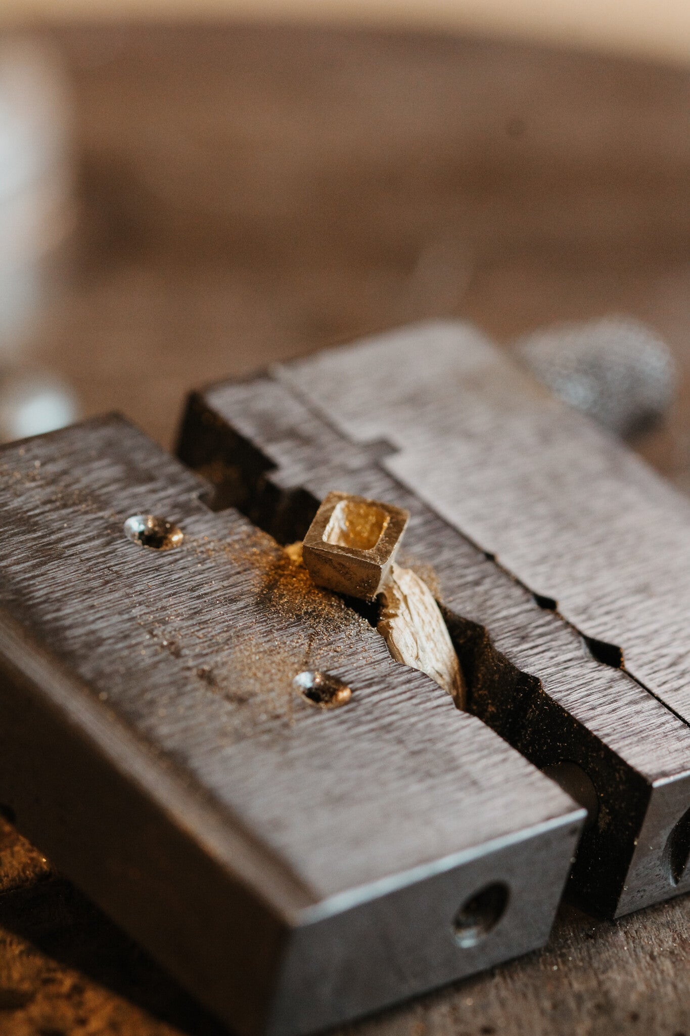 Gouden ring met discreet verwerkte as