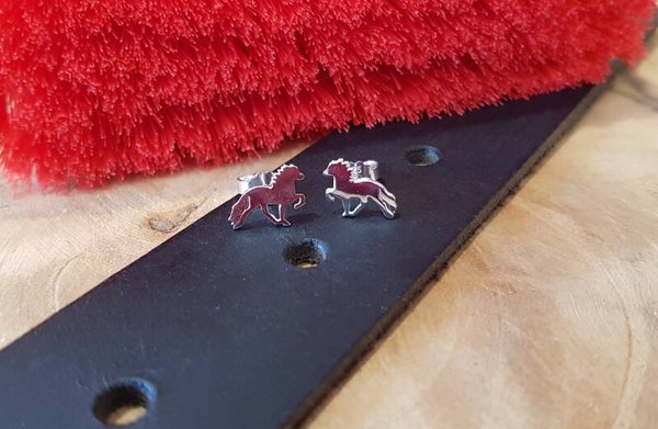 Oorknoppen töltend paard