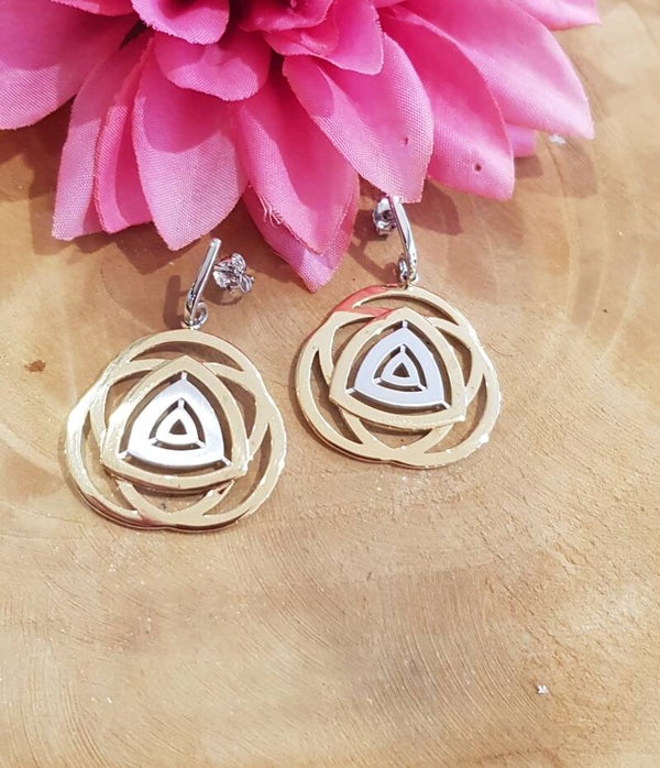 Zilver vergulde oorhangers met driehoekig mandala patroon