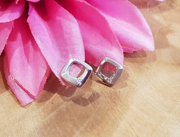 Zilveren geruite oorknoppen met zirconia.