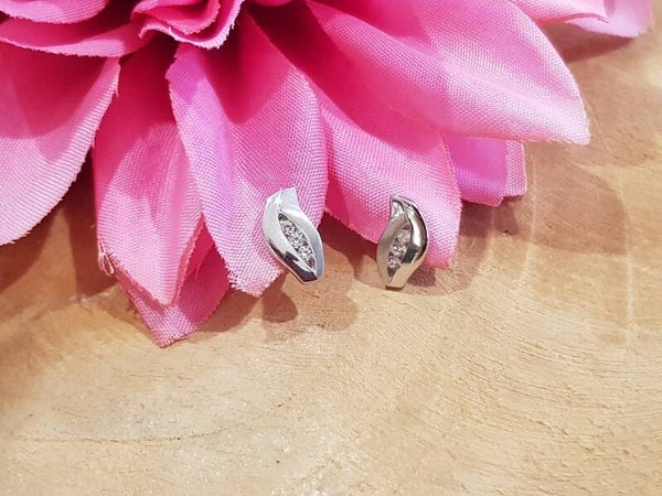Zilveren golf oorknoppen met zirconia's