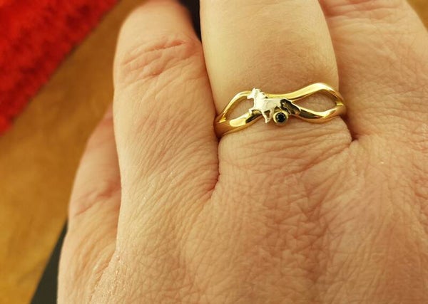 Gouden tölter ring met donkerblauw saffier