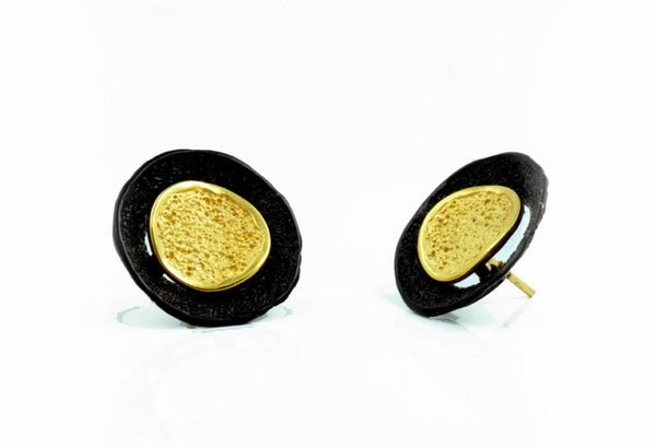 Runa, bronzen oorknoppen