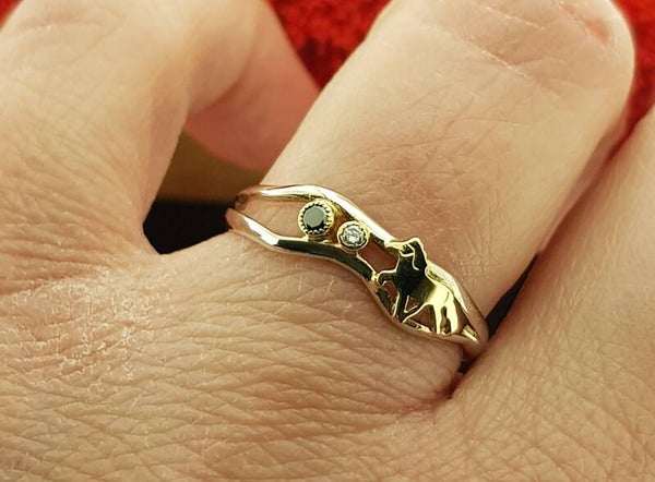 Gouden tölter ring met wit en zwart diamant