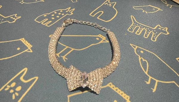 Brilliant bow collar