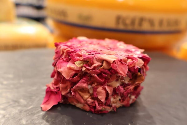 chevre pont du pierre petales de roses