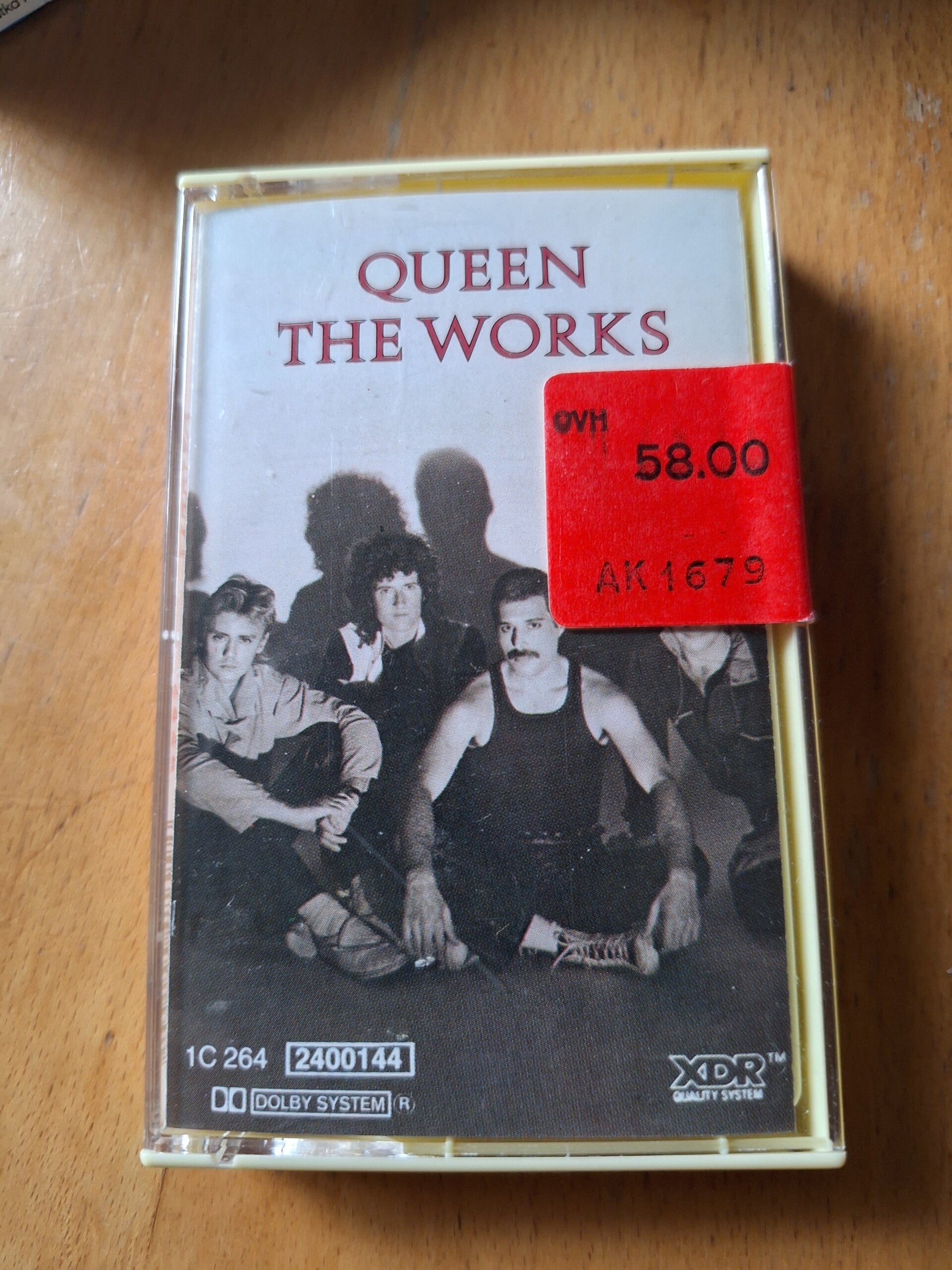 Queen the works kasetti 1984, sinetöity