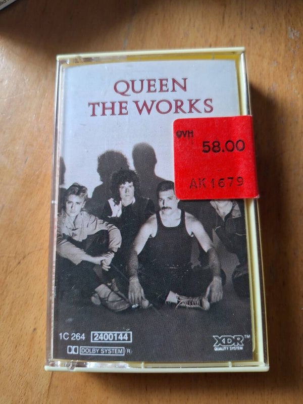 Queen the works kasetti 1984, sinetöity