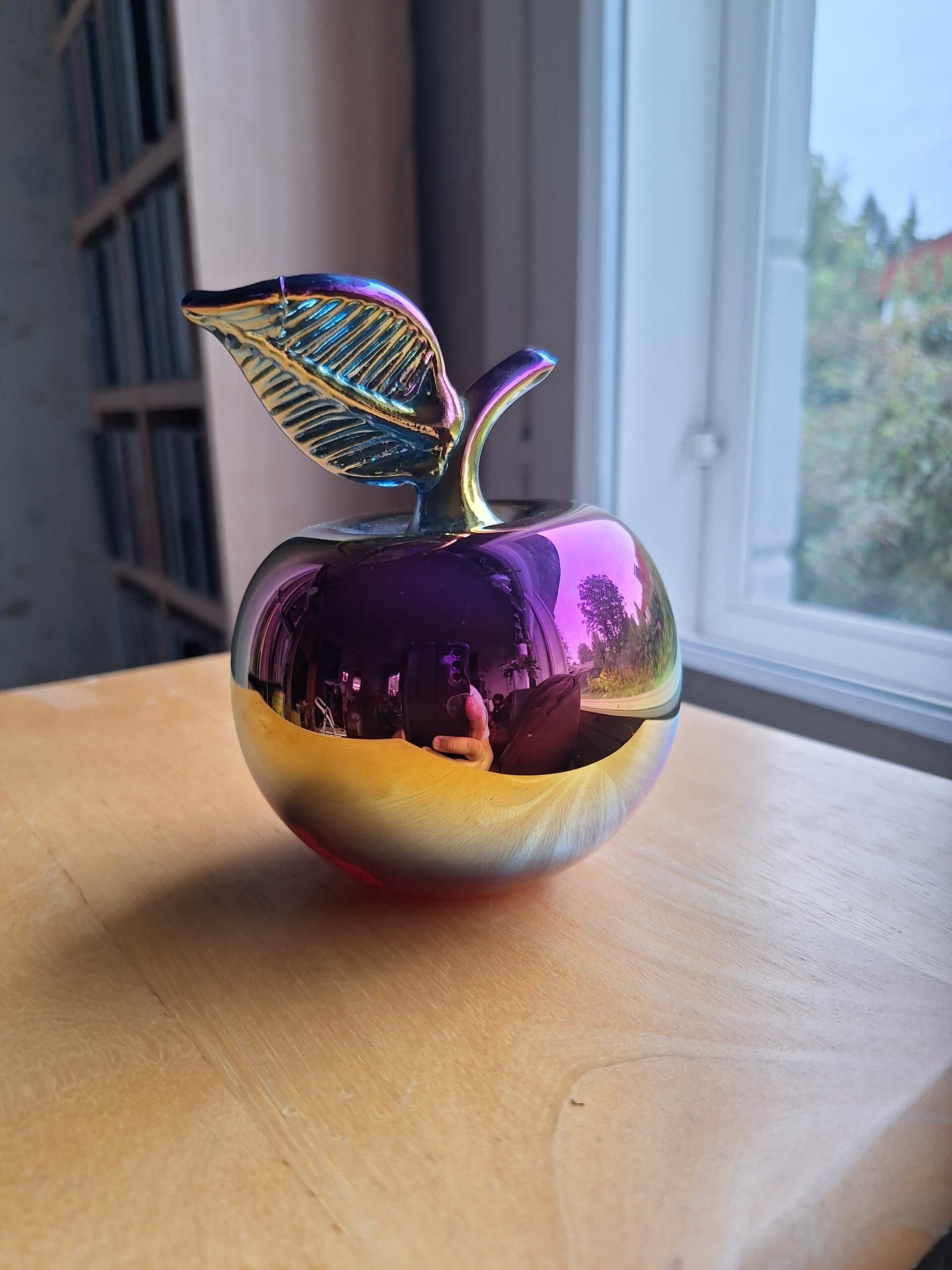 Lasi omena. (vintage) violetin,keltaisen,sinisen sävyjä ainakin.