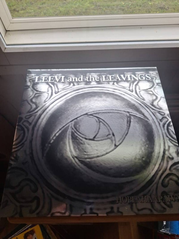 Leevi and the Leavings, hopeahääpäivä. Harmaa/hopea vinyyli/lp. 2018