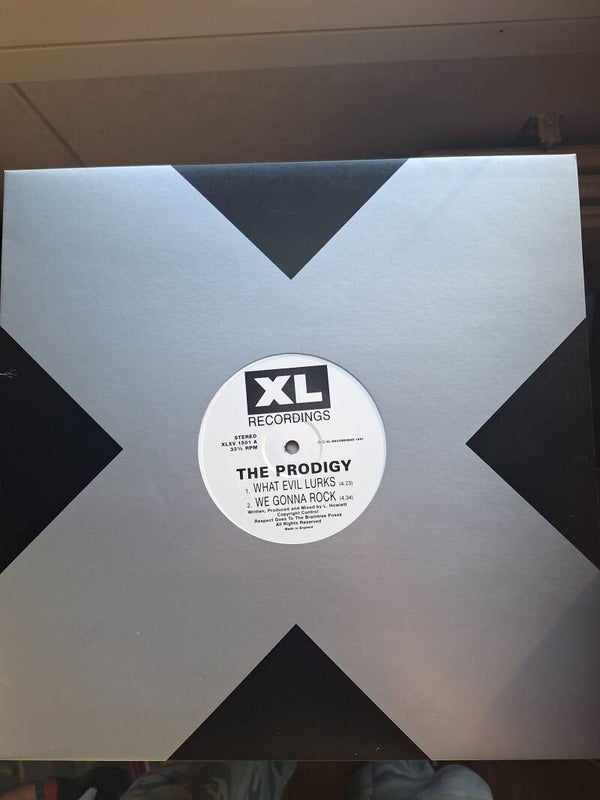The Prodigy - What evil lurks . 12" vinyyli. XLXV 1501 (VG+) 2004