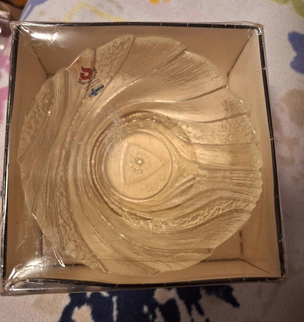 Taidelasisepät oy, lasikulho 13cm. Pohjassa palloliiton logo.