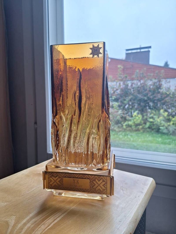 Kumela Liekki maljakko ruskea. 26,5cm. Kullattu metallireunus.