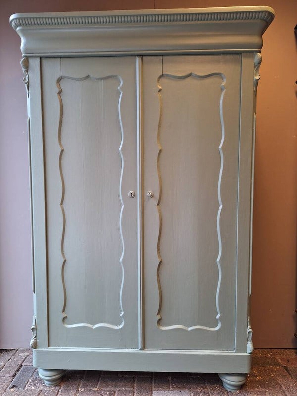 Grote groene biedermeier meidenkast