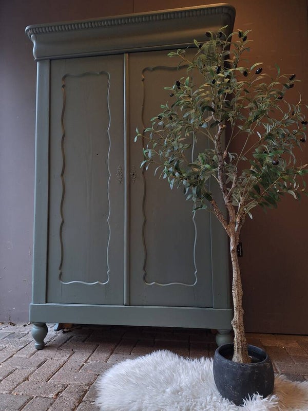 Licht groene biedermeier linnenkast