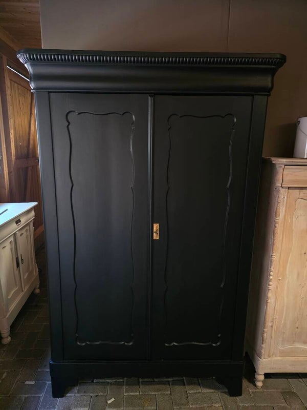 Zwarte biedermeier linnenkast kledingkast