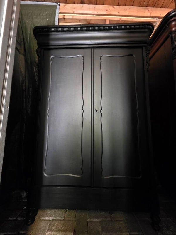 Zwarte demontabele biedermeier meidenkast