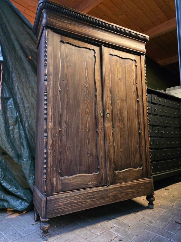 Oude robuuste biedermeier meidenkast keldingkast
