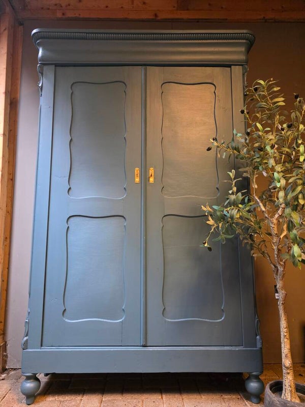 Blauwe biedermeier meidenkast