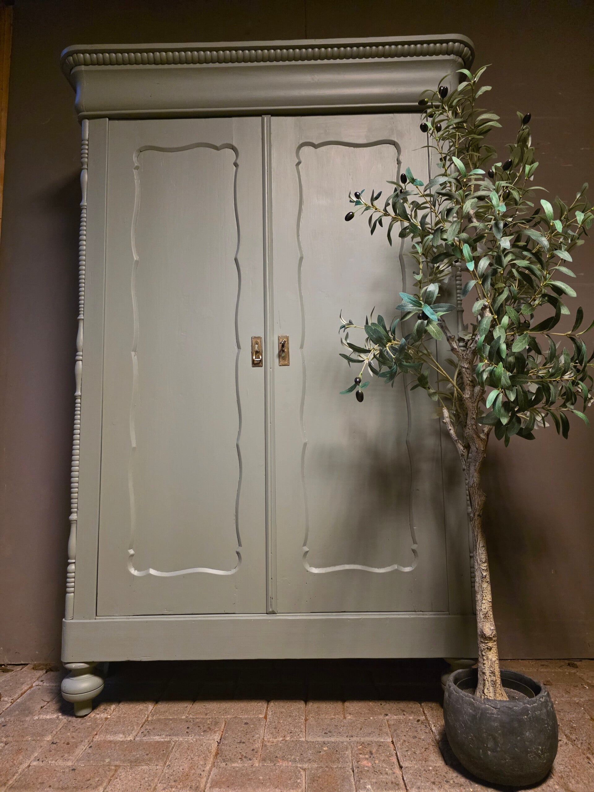 Lichtgroene biedermeier meidenkast kledingkast