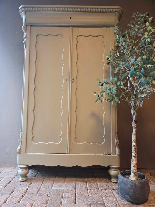 Lichtgroene biedermeier meidenkast