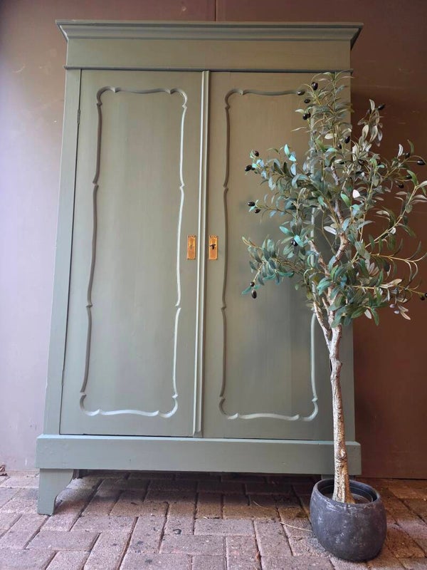 Groene biedermeier linnenkast
