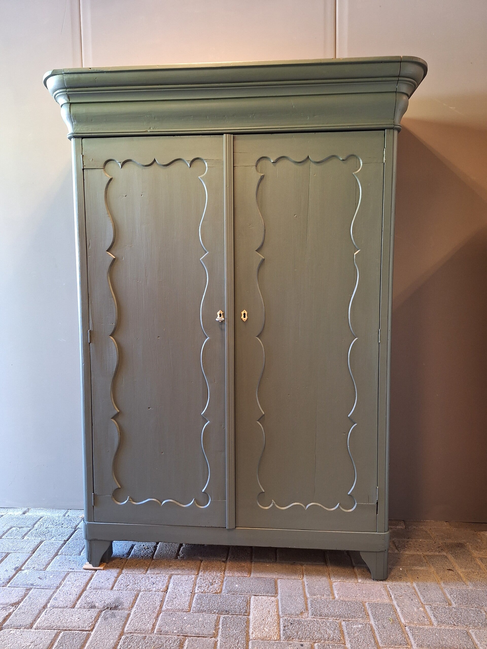 Groene biedermeier linnenkast