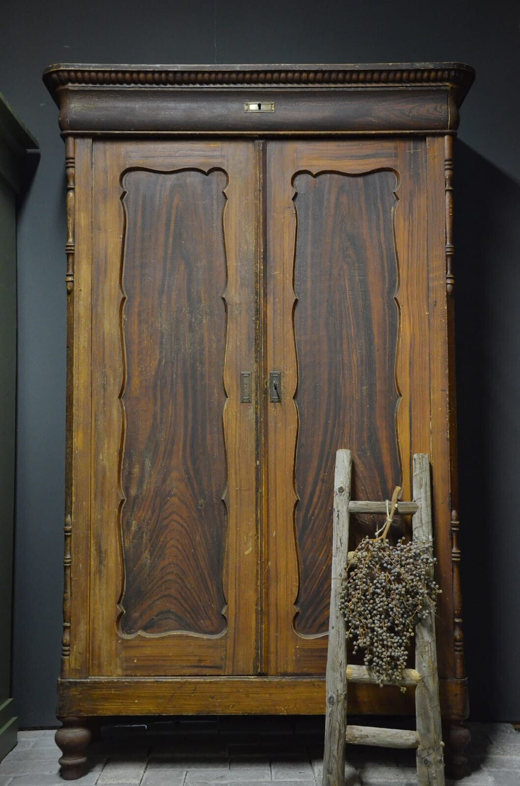 Oude biedermeier meidenkast