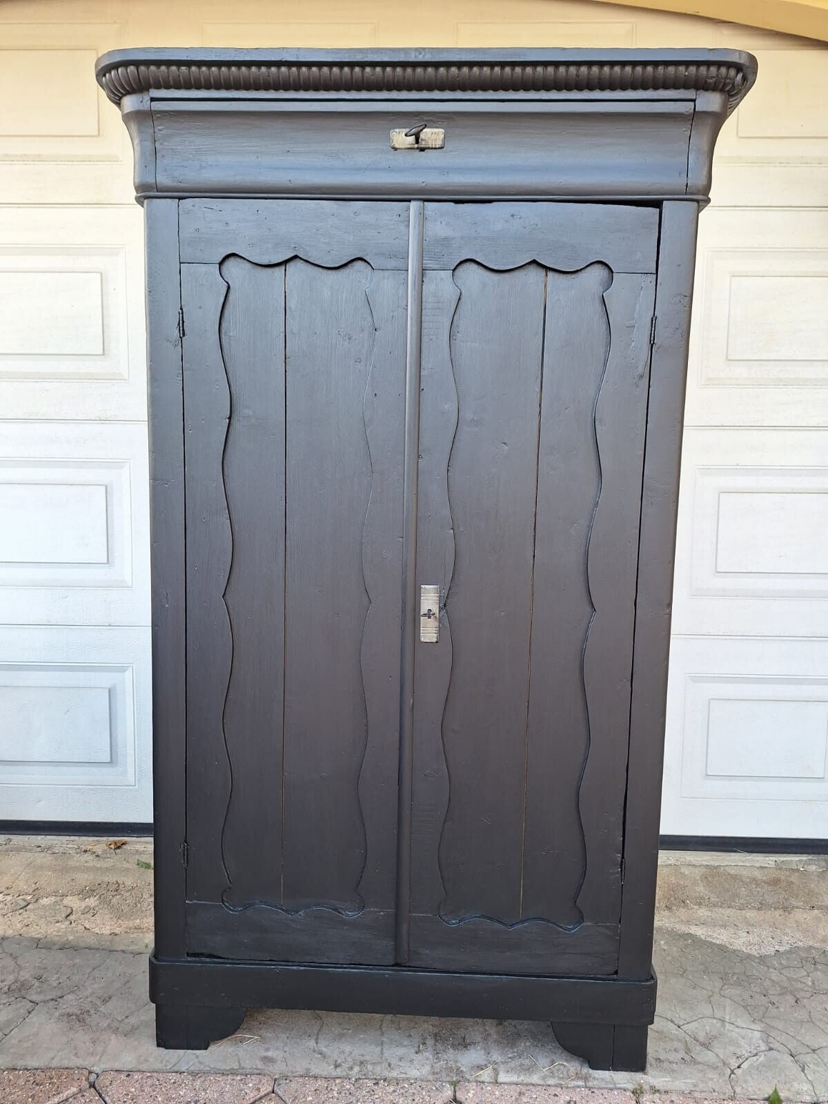 Zwarte biedermeier meidenkast