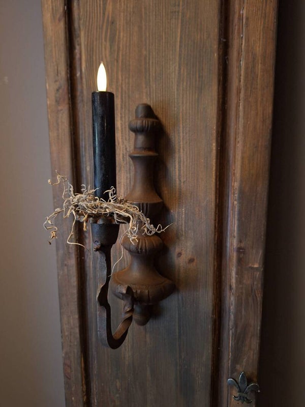 Roest metalen wand kandelaar
