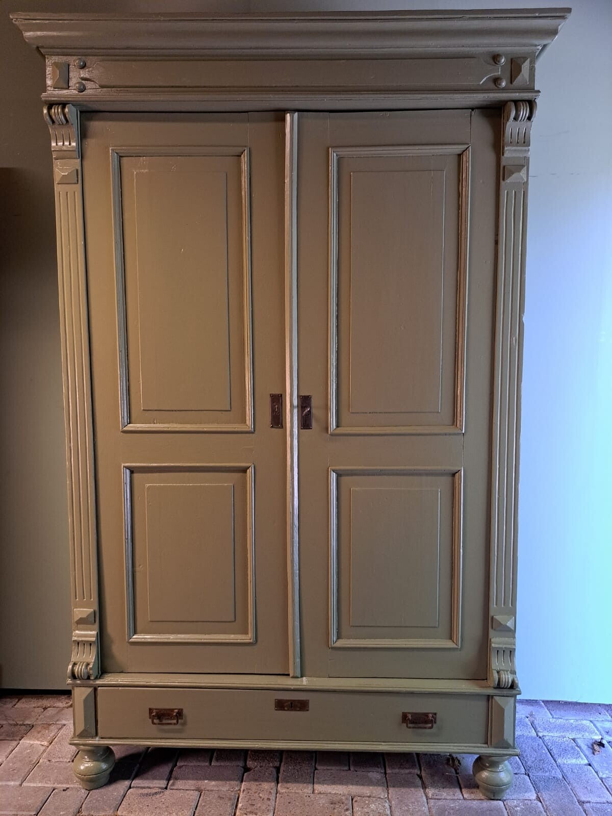 oude linnenkast olijfgroen