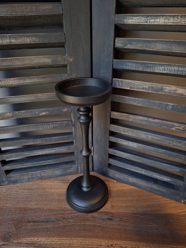 Zwarte metalen kandelaar