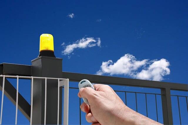 hand-with-remote-control-1926048_640-standard.jpg