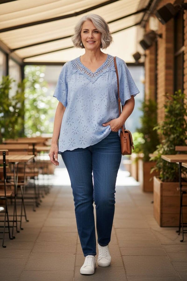 Tuniek met kanten halslijn en opengewerkte motieven blauw 1 maat