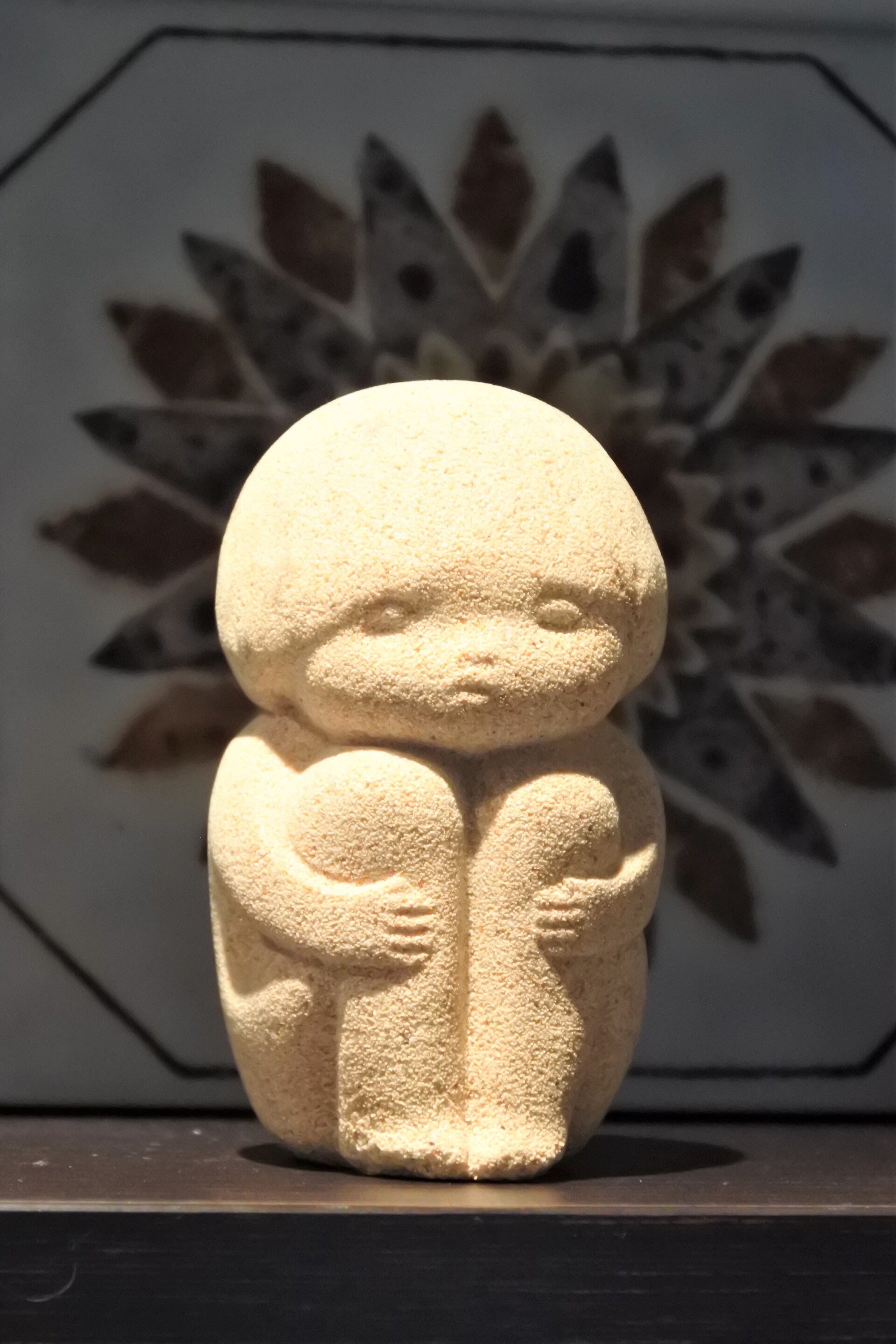 Vintage beeldje van steen ' Het wenende meisje' Marbell stone