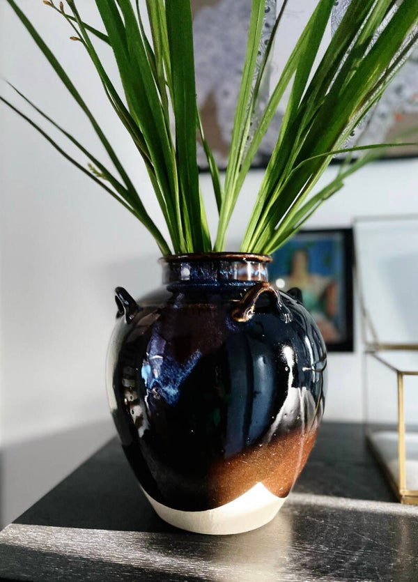 Vintage Chinese vaas in zwart met blauwe accenten