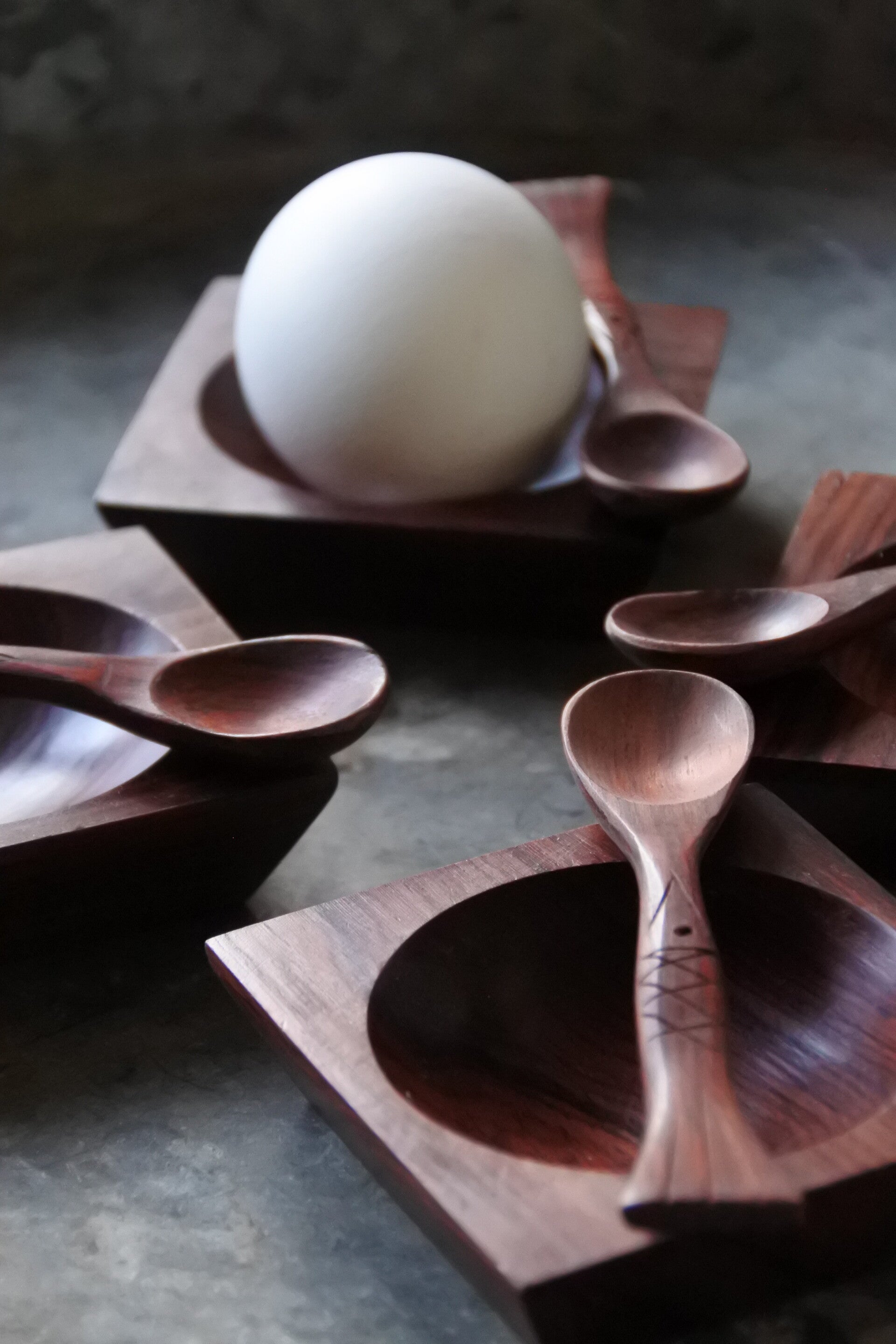 Vintage houten set eierdoppen met lepeltjes