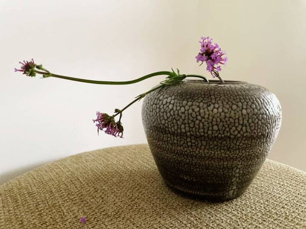 Vintage vaasje met prachtig relief decor