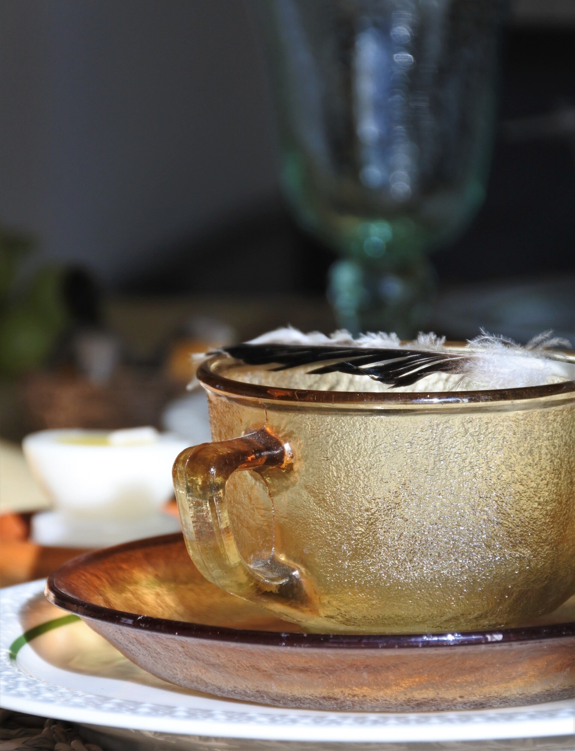 Vintage kop en schotel set 2-delig van okergeel persglas