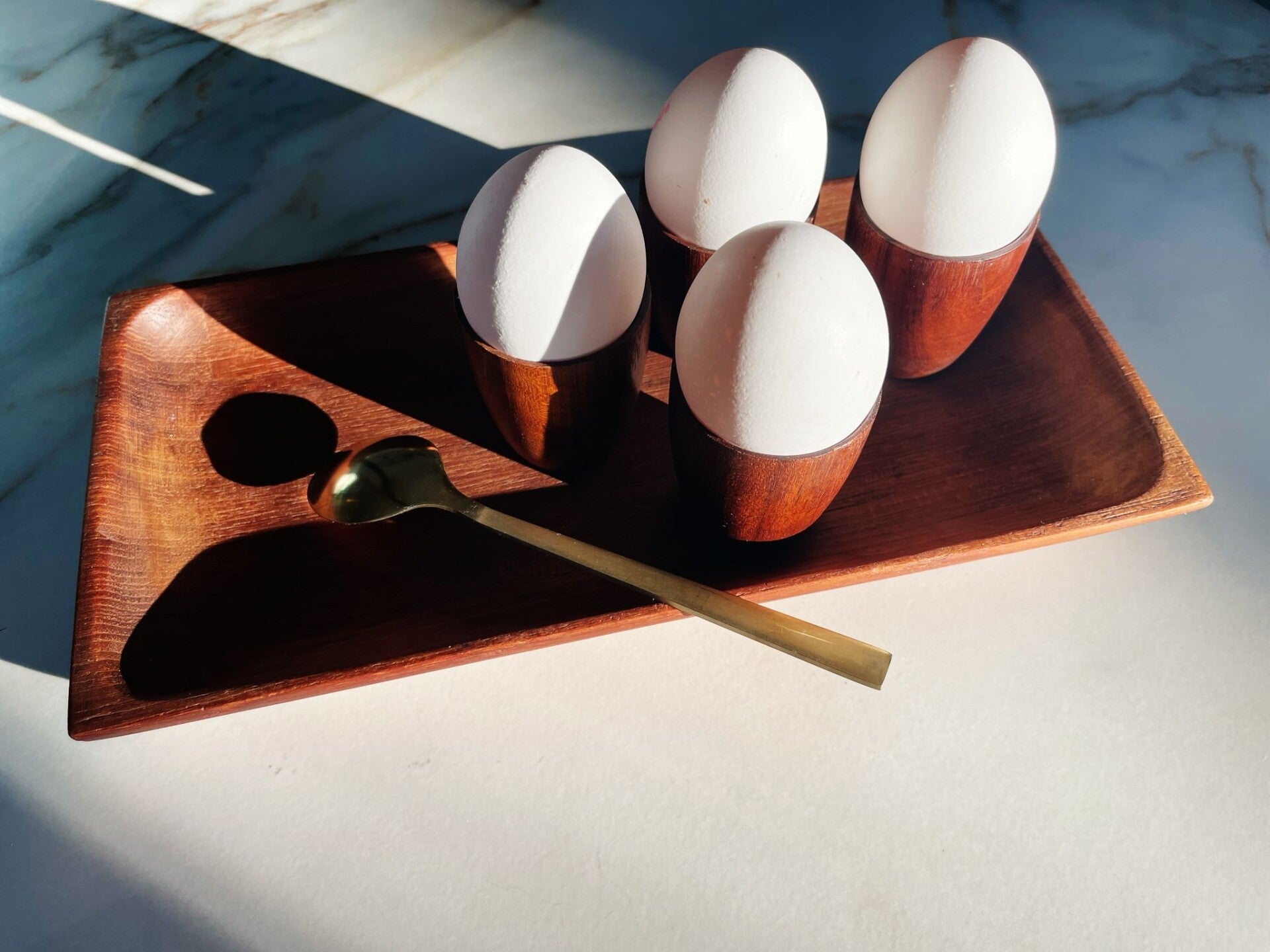 Vintage teakhouten schaaltje met 4 eierdopjes