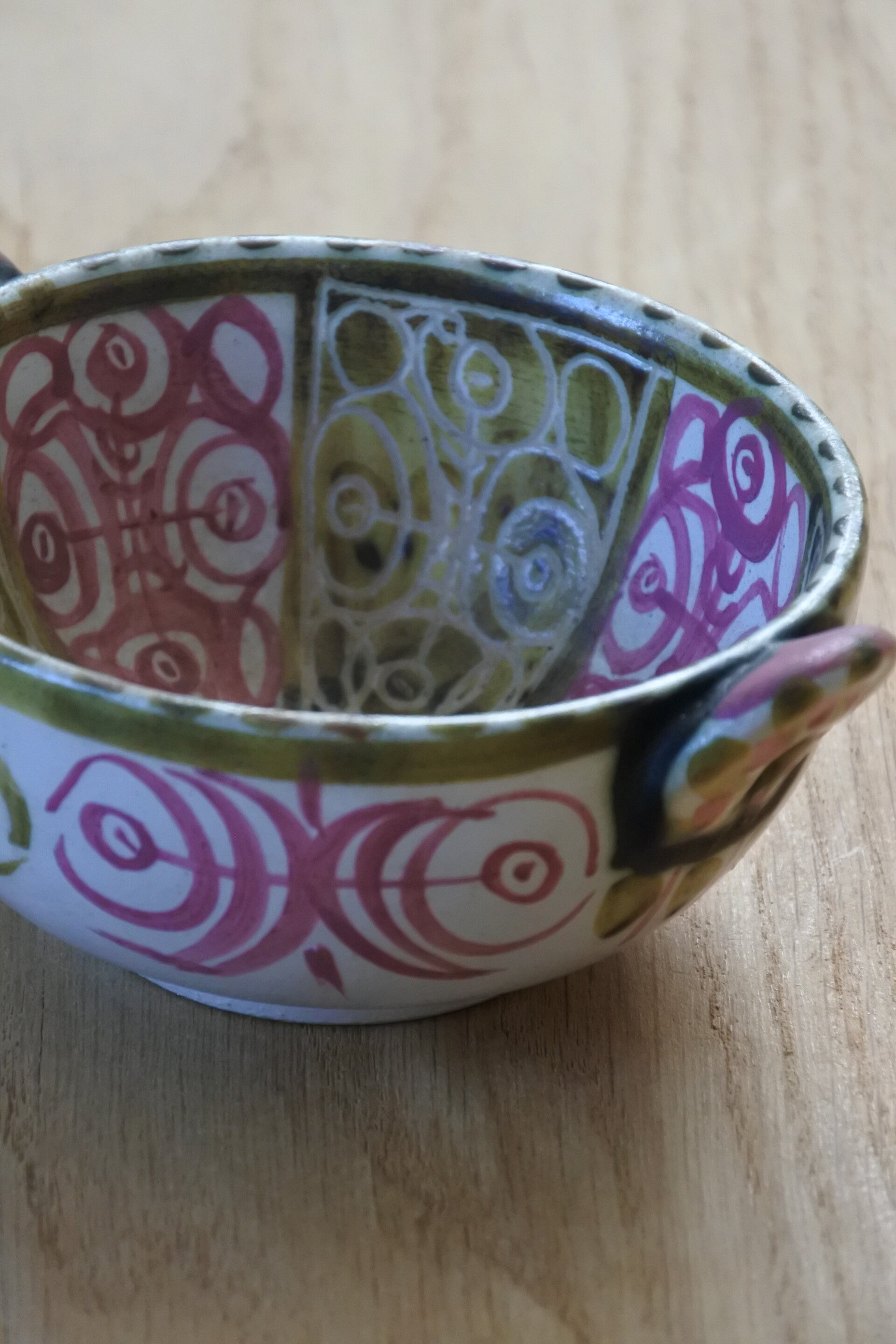 Vintage Frans steengoed schaaltje met prachtig faience decor Keraluc Quimper